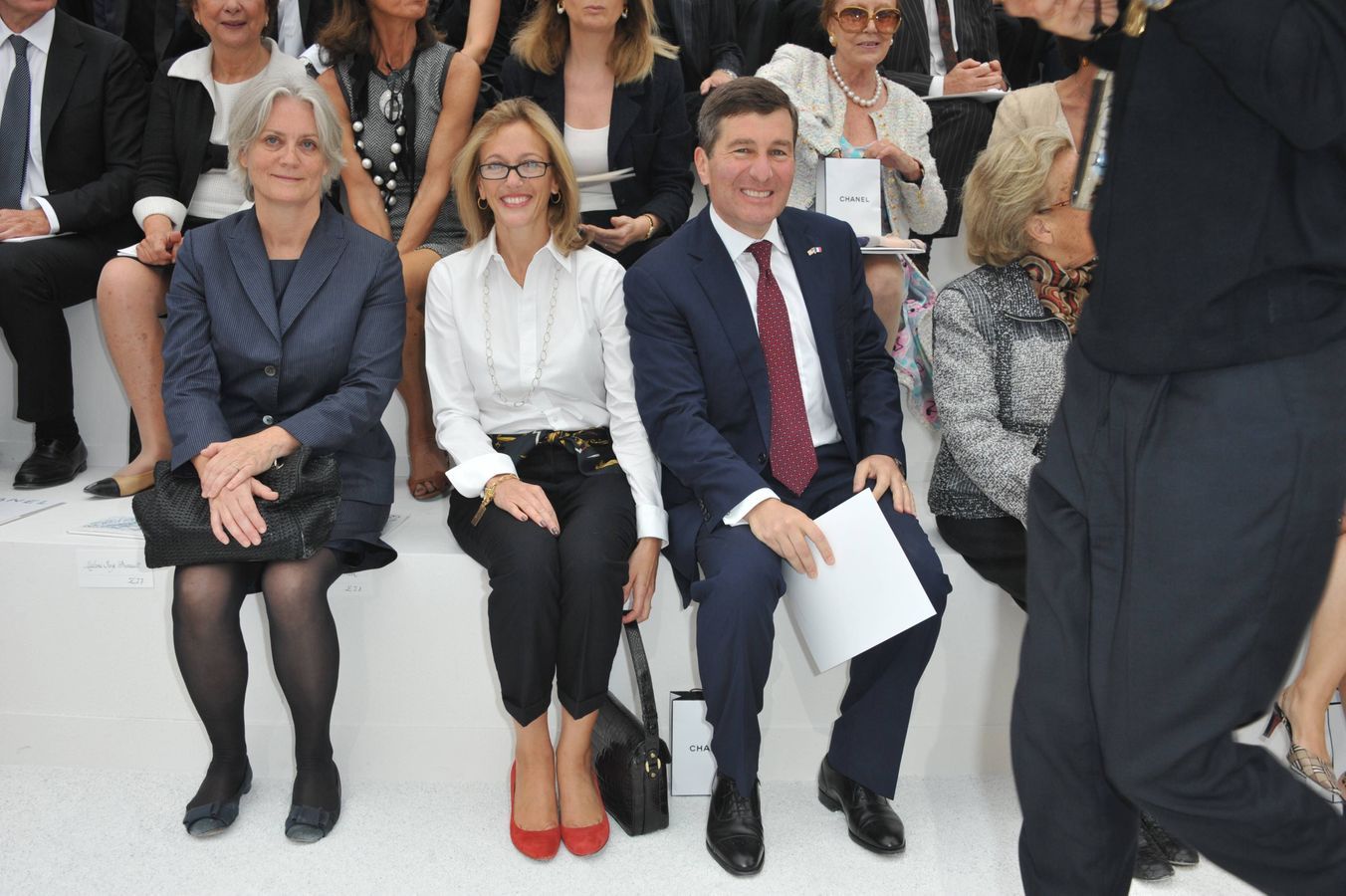 http://resize-elle.ladmedia.fr/r/,900,forcey/img/var/plain_site/storage/images/media/diapo-in-article/francois-fillon-et-penelope-leur-couple-en-images/2011-au-premier-rang-du-defile-chanel/74835968-1-fre-FR/2011-au-premier-rang-du-defile-Chanel.jpg