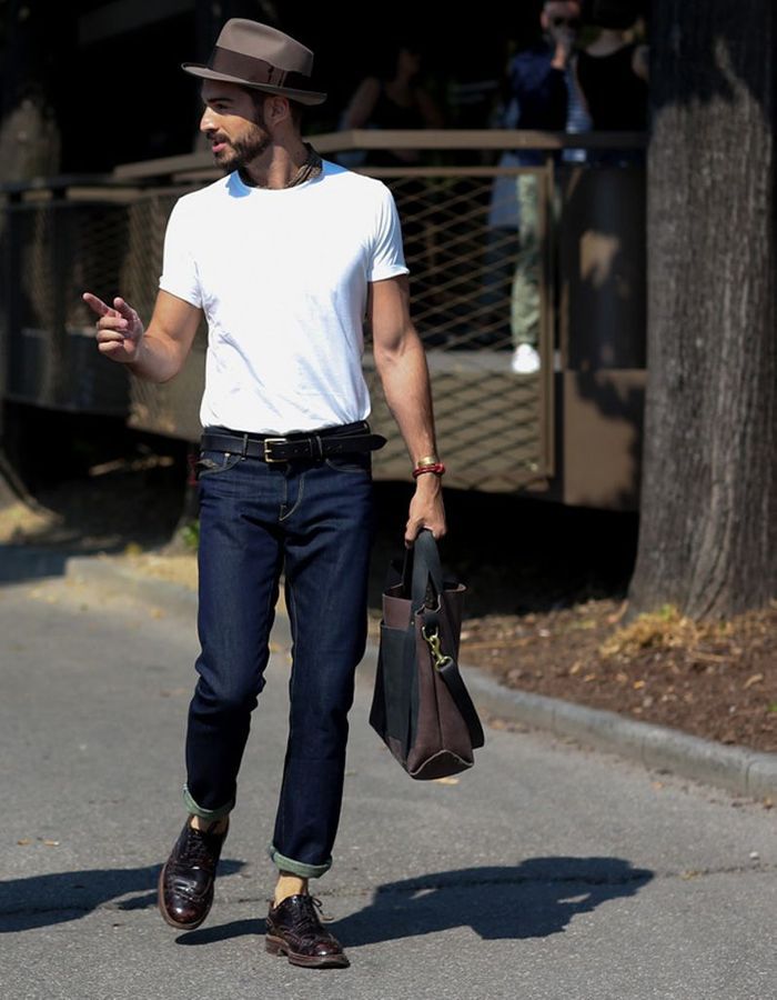 http://resize-elle.ladmedia.fr/r/,900,forcey/img/var/plain_site/storage/images/mode/mode-street-style/street-style-les-hommes-accros-aux-sacs-a-main/48090790-1-fre-FR/Street-style-les-hommes-accros-aux-sacs-a-main.jpg