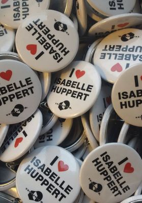On veut toutes le pin's « I love Huppert » !