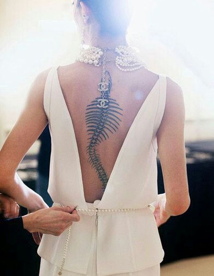 Tatouage colonne vertébrale femme modèle Oserezvous le tatouage sur la colonne vertébrale