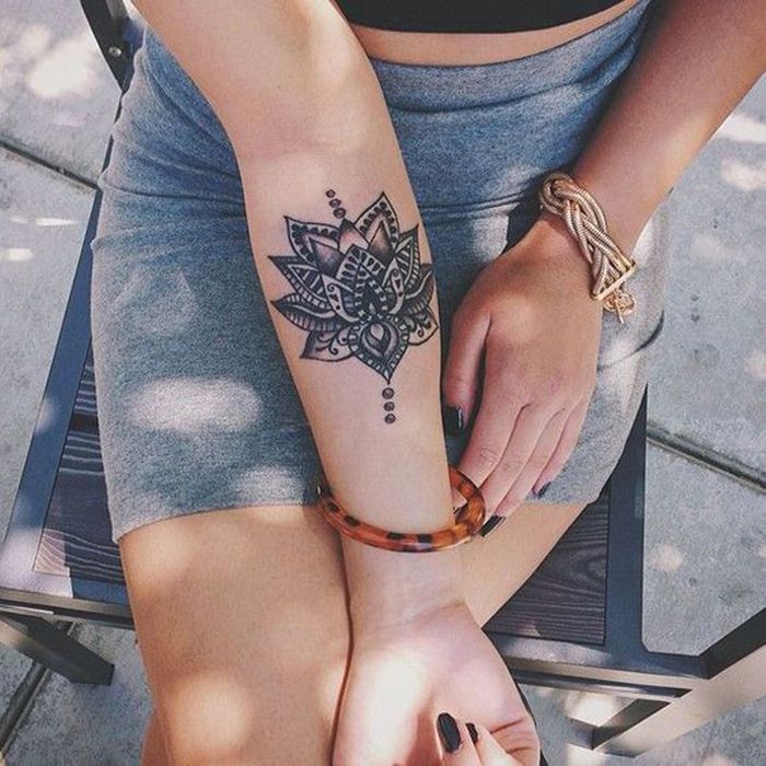 Tatouage mandala fleur