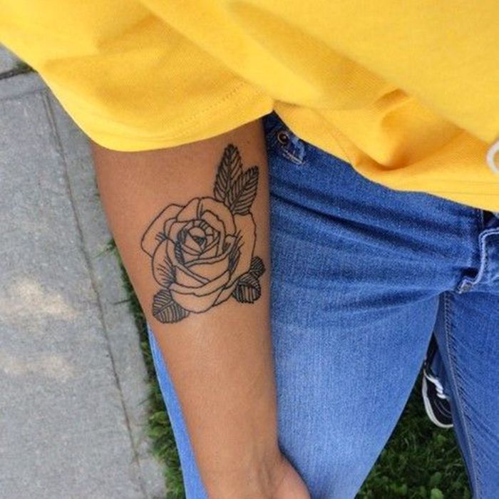 Tatouage rose avant bras