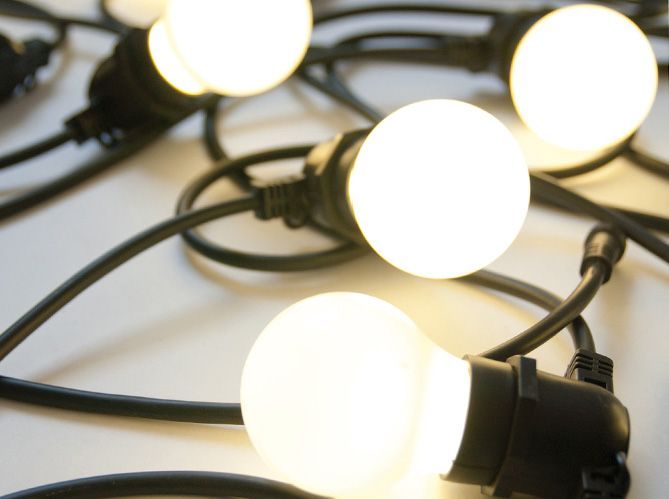 1 jardin, 4 guirlandes lumineuses - Elle Décoration