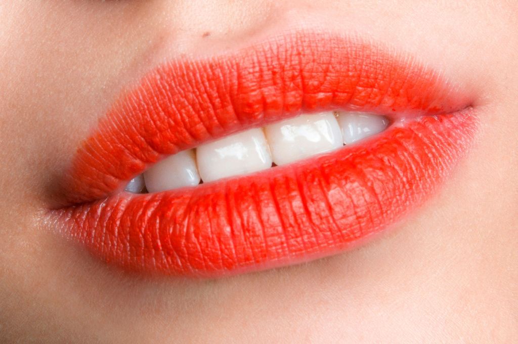 Bouche floue la tendance du contour des lèvres estompé ou bouche blur Elle