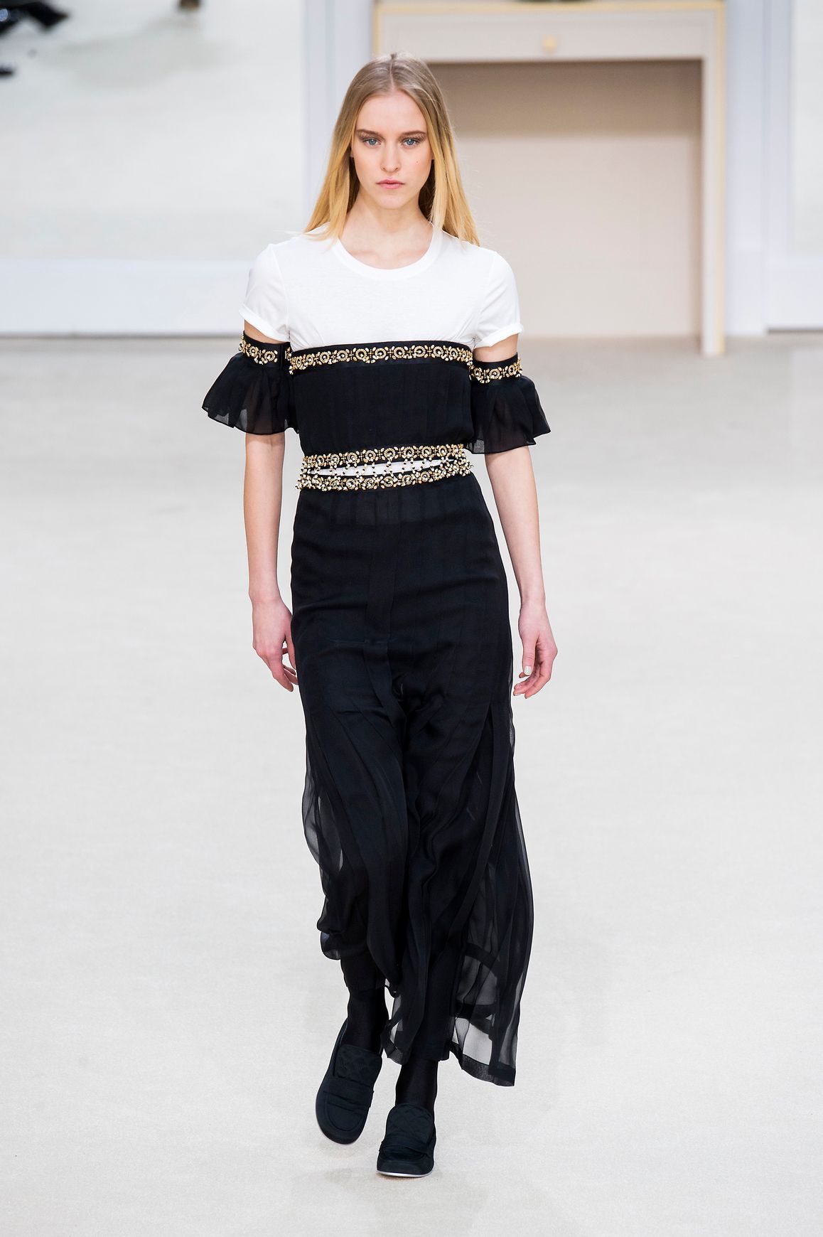 we want a dress with bare shoulders!