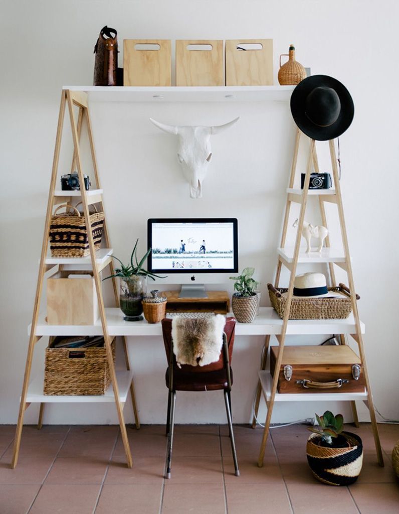 Des échelles pour des rangements au-dessus et sous le bureau