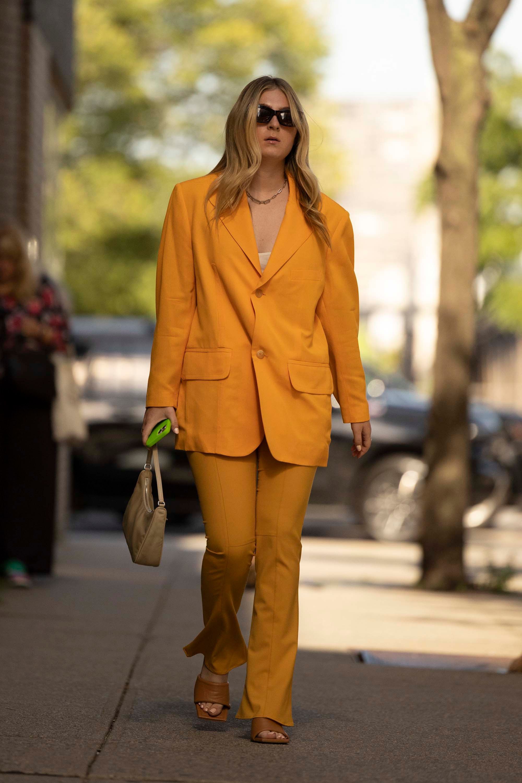 pantalon avec chaussure marron