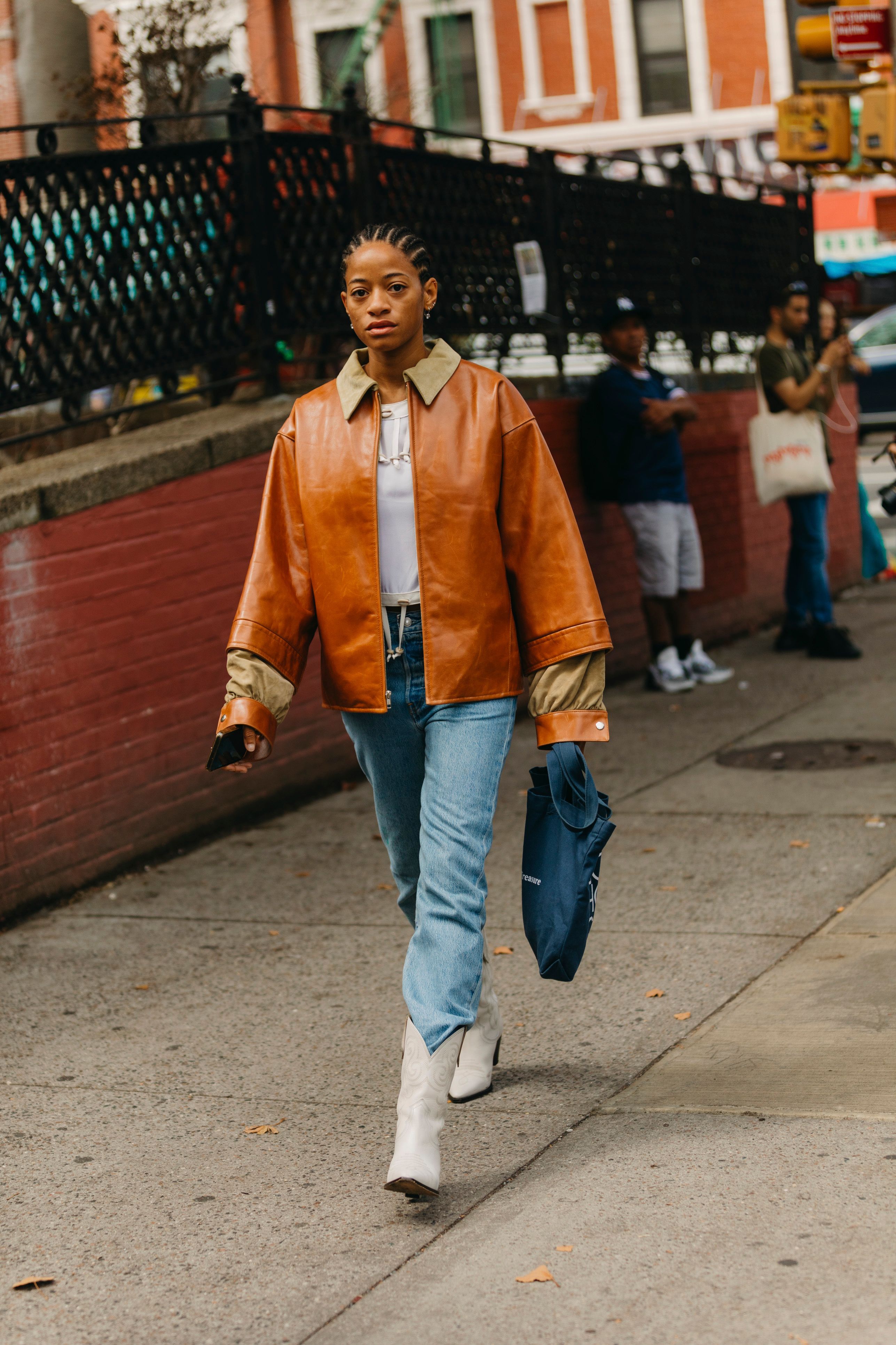 pantalon noir et chaussure marron