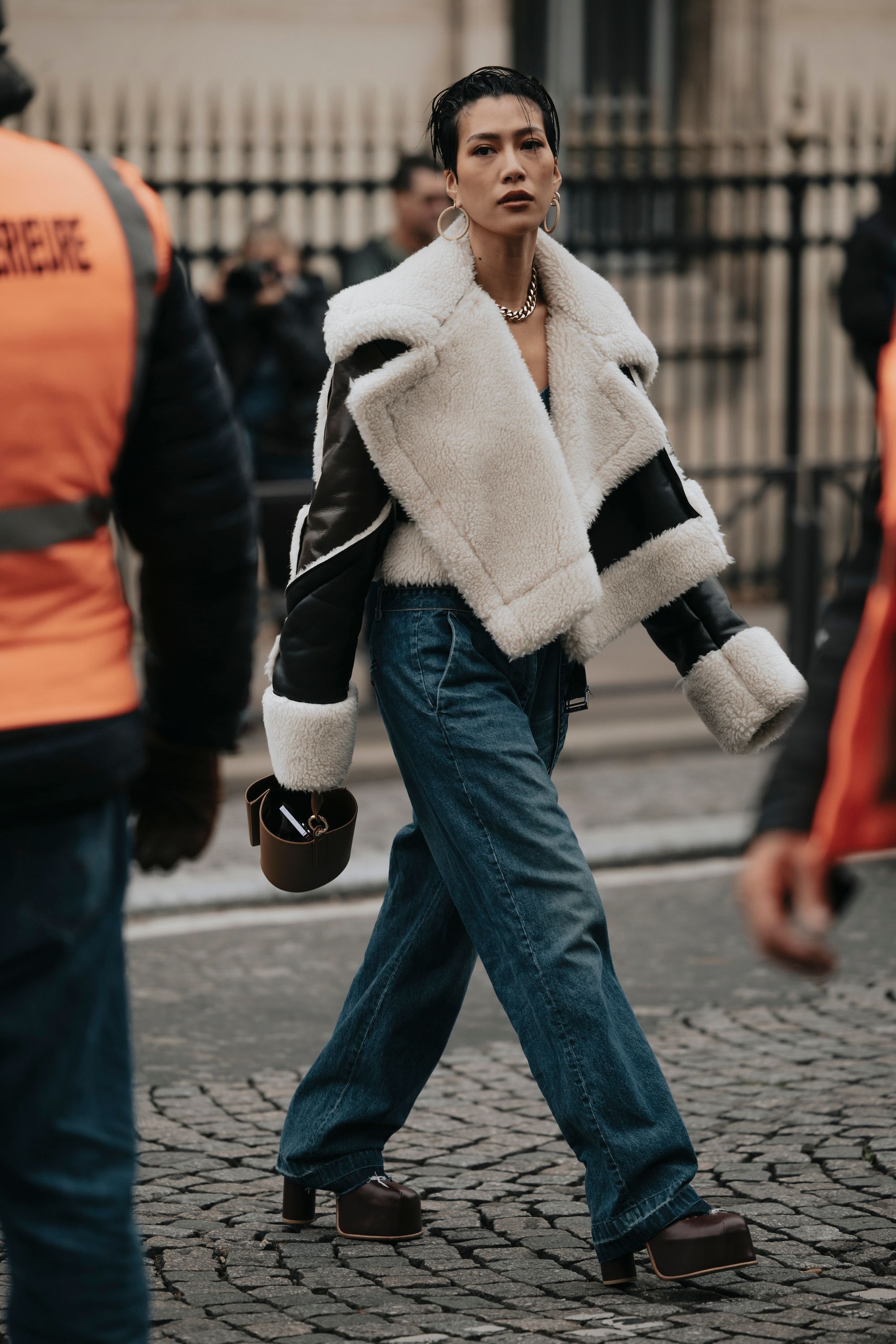 pantalon avec chaussure marron