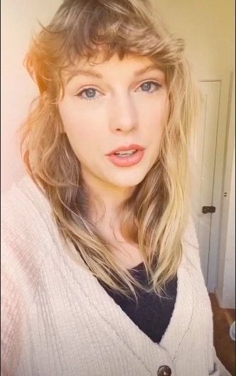 Taylor Swift cheveux courts avec une frange