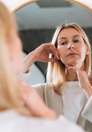 Femme se regardant dans le miroir