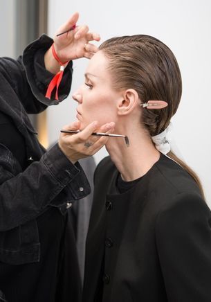 Rajeunir sans injection : les gestes maquillage à effet immédiat d’une make-up artist de défilé