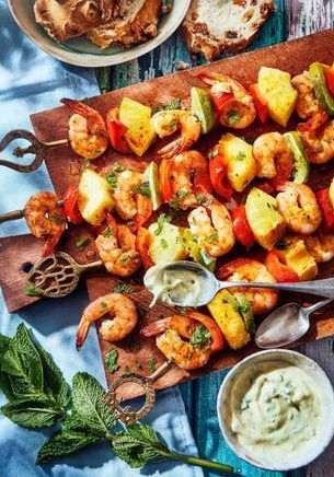 Brochettes de crevettes, ananas et poivron rouge