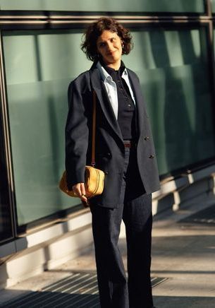 L’œil de la styliste : comment porter le costume-pantalon sans avoir l’air trop stricte ?