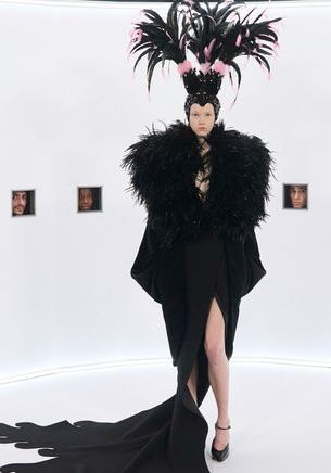 ELLE Débriefe – Semaine de la couture, Jour 3 : Chez Valentino, on regarde les vêtements comme une petite souris