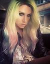 Cheveux : Kesha voit la vie en arc-en-ciel
