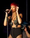 Rihanna dévoile une crinière rouge flamboyante
