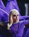 Lady Gaga, éblouissante avec son make-up disco violet
