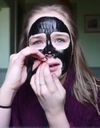 #CharcoalMask : voici le masque visage qui fait pleurer les youtubeuses du monde entier 