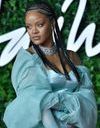 Rihanna sublime dans cette robe satinée 