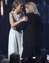 Les larmes de Taylor Swift quand elle reçoit un prix des mains sa mère