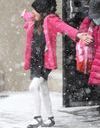 Suri Cruise, une enfant heureuse qui s'éclate sous la neige à New York