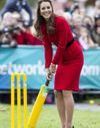 Le look du jour : Kate Middleton et son tailleur rallongé pour ne pas vexer la reine !