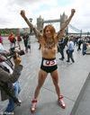 JO 2012 : Des féministes de la Femen manifestent seins nus