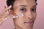 Vos soins peluchent sur votre peau : 5 raisons qui peuvent l’expliquer