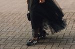 Mi ballerine, mi basket, cette chaussure controversée voit son nombre de recherches bondir de +483 %