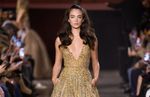 En robe féérique dorée, Deva Cassel fait sensation sur le podium du défilé Elie Saab