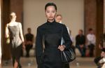 La chemise de bureau n’a jamais été aussi chic grâce à cette astuce toute simple repérée chez Calvin Klein