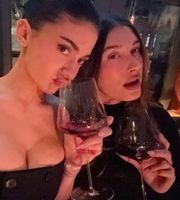 Hailey Bieber et Kylie Jenner adoptent la manucure Soap Nails.