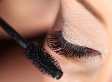 Coaching beauté : poils ou picots, que choisir pour ma brosse à mascara ?