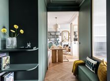 Avant/Après : le vert à l’honneur dans ce cocon haussmannien de 80m2