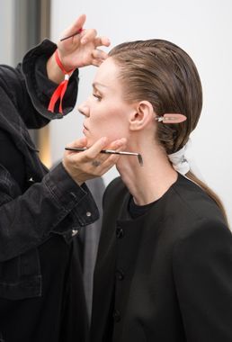 Rajeunir sans injection : les gestes maquillage à effet immédiat d’une make-up artist de défilé