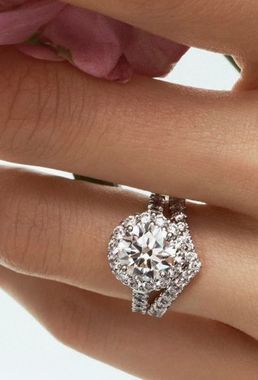 Comment choisir sa bague de fiançailles ? Le guide pour trouver celle qui vous ressemble