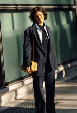 L’œil de la styliste : comment porter le costume-pantalon sans avoir l’air trop stricte ?