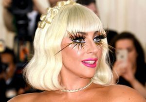 Gigi Hadid, Lady Gaga… les faux-cils, nouvel accessoire de mode ? 