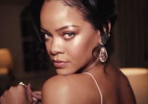 Rihanna fait matcher la couleur de sa lingerie avec sa nouvelle coloration