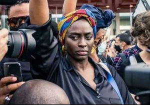 « Nous ne laisserons pas la France tranquille » : le discours puissant d’Aïssa Maïga au rassemblement contre les violences policières