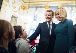 Brigitte Macron, pile dans la tendance avec sa robe vert sapin