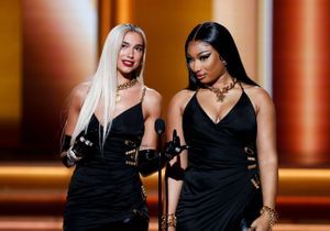 Grammy Awards 2022 : Dua Lipa et Megan Thee Stallion recréent cette scène culte entre Mariah Carrey et Whitney Houston