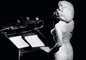 Histoire d’une tenue : les secrets de la robe culte de Marilyn Monroe 