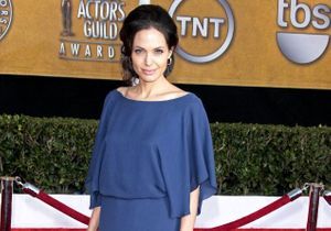 Histoire d’une tenue : pourquoi Angelina Jolie a porté cette robe à l’envers 