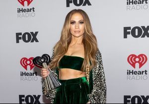Jennifer Lopez prouve que l’on peut être chic en salopette