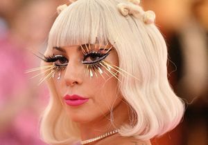 MET Gala : Lady Gaga se déshabille sur le tapis rouge et fait le show