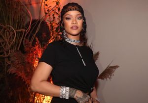 Rihanna nous montre comment porter la mini-jupe