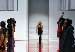 Entre féminisme et nostalgie, comment Versace a réussi un retour gagnant