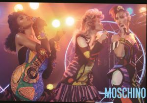 L’Instant Mode : Gigi et Bella Hadid, rockeuses glamour pour Moschino 